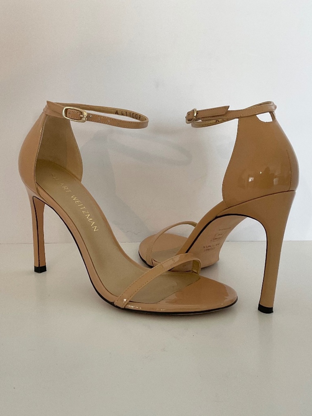 STUART WEITZMAN  Nudistsong Ankle Strap Patent Leather Sandals in Neutral Size 7